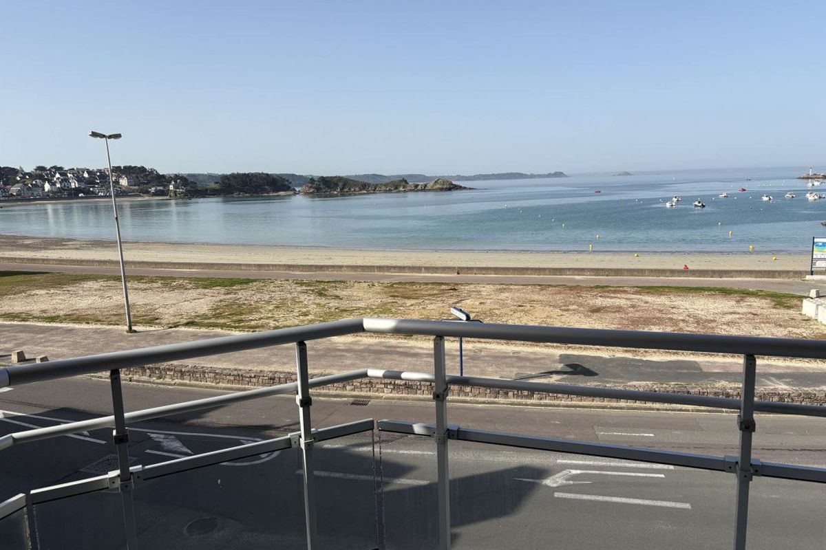 A ERQUY, face à la plage du centre et vue sur le port de pêche - Beauregard