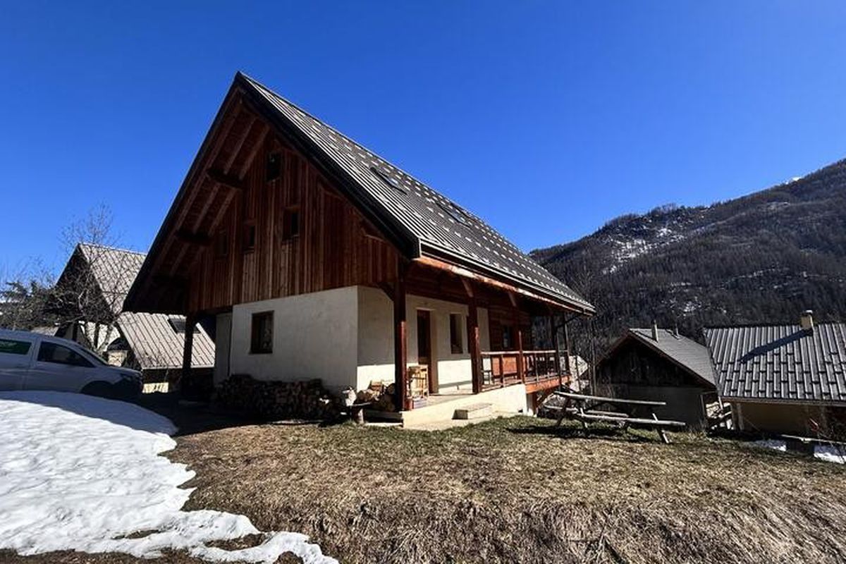 Grand chalet de charme au cur du hameau du Villar  Calme absolu & vue montagne